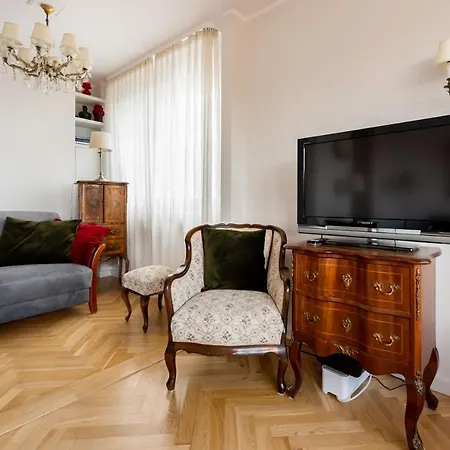 Old Town Square Apartment *